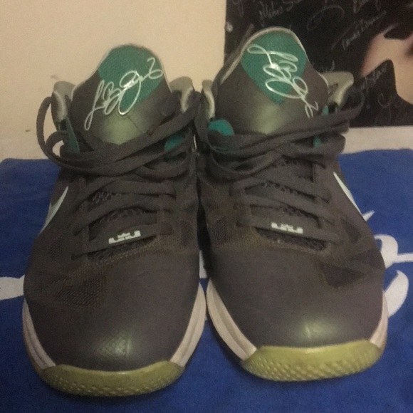 I’m selling a pair of comfortable Nike low tops still in good condition - Picture 3 of 3